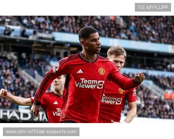 曼联中线启动反击，拉什福德爆射洞穿球门